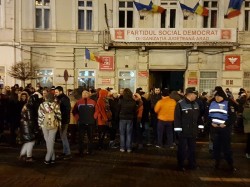 Revoltă în faţa sediului PSD Arad în mijlocul nopţii (Foto/Video)