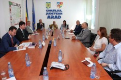 Conducerea administrativă a Aradului s-a consultat cu investitorii italieni despre priorităţile judeţului şi ale municipiului
