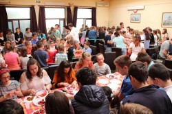 Chef Cezar Munteanu la Cantina Municipală al[turi de 150 de copii