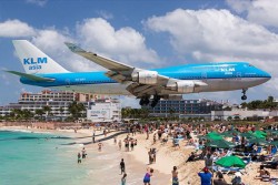 VIDEO| Tragedie pe o plajă din Caraibe. O turistă a fost omorâtă de un avion Boeing 737 care se pregătea să decoleze