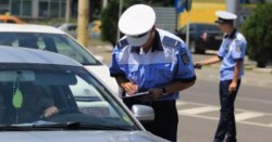 Tânăr fără carnet şi cu maşina neînmatriculată având numere false,  depistat de Poliţişti pe strada Cocorilor