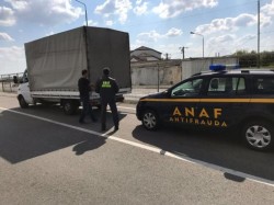 Inspectorii ANAF au confiscat un camion de haine depistat în trafic în judeţul Arad!