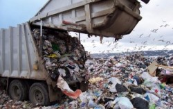 Noua găselniţă a Guvernului:  Taxarea gunoiului menajer în funcţie de resturile aruncate!