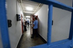 Trei deţinuţi condamnaţi pentru viol, tâlhărie şi trafic de persoane, eliberaţi din închisoare în urma unei erori