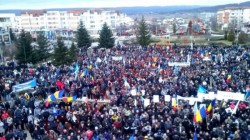 PSD uneşte românii, ziua şi mitingul! 10.000 de oameni de la uzinele Dacia protestează din cauza ”delirului fiscal” al guvernului
