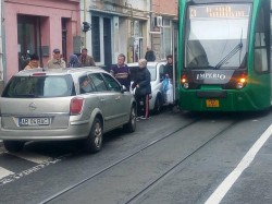 Circulaţia tramvaielor, paralizată de un şofer inconştient