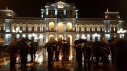 Hărţuirea Justiţiei şi Revoluţia Fiscală i-a scos pe arădeni în ploaie