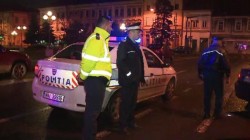 SCANDALOS! Agresorii care l-au tăiat cu maceta pe poliţistul din Arad, cercetaţi în stare de libertate