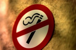 Motive de bucurie pentru fumători. Legea fumatului a fost modificată din nou şi aşteaptă votul final