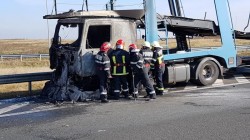 Autocamion în flăcări pe autostrada Arad-Timișoara