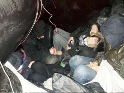 Cinci persoane ascunse printre bagaje într-o remorcă, descoperite la vama Nădlac