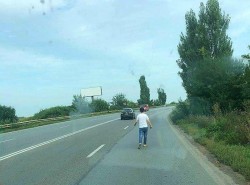 Un tânăr, bolnav de autism, lăsat singur pe șoseaua ce leagă Aradul de Timișoara