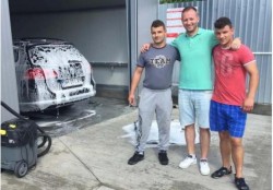 A găsit 13.000 de euro într-o mașină ce a fost dusă la o spălătorie auto