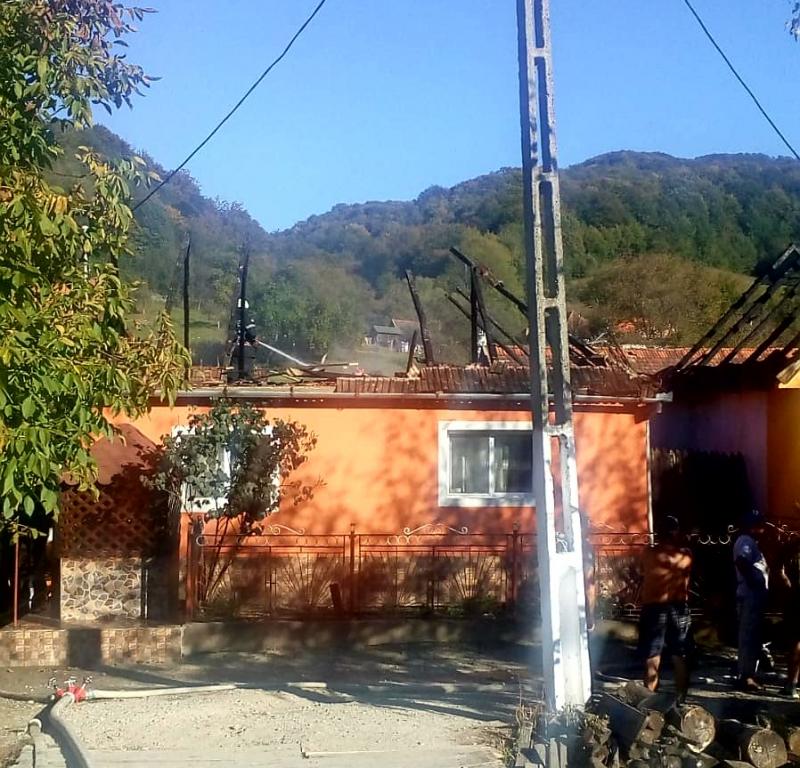 O casă din satul Păiușeni a luat foc