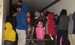 53 de cetățeni străini depistaţi ascunşi într-un automarfar la Vama Nădlac