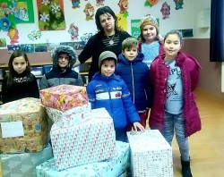 Moș Crăciun a ajuns deja la copiii necăjiți și le-a dus Cutia cu Suflet din partea elevilor de la Liceul cu Program Sportiv Arad