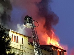 INCENDIU de proporții la Timișoara. Mansarda unui bloc a fost cuprinsă de flăcări