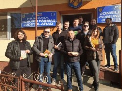 Tinerii liberali arădeni au dotat biblioteca din Hășmas cu peste 1200 de cărți!