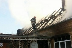 O casă din Șiștarovăț a luat foc