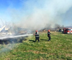 Foc lăsat nesupravegheat a provocat un incendiu la adăpostul de animale din Căpâlnaș