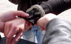 Hoț prins în timp ce fura un telefon mobil din geaca unei femei, în centrul Aradului