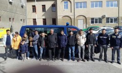 Doisprezece cetățeni străini ascunși într-un automarfar, depistaţi de poliţiştii de frontieră la P.T.F. Nădlac II