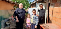 Familia Istrate Dan și Corina, împreună cu preoții Oneț Bogdan și Mureșan Teodor au împărțit electrocasnice unor familii nevoiașe