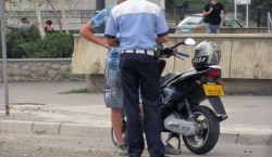 Minor de 15 ani prins de polițiști conducând un moped fără a avea permis