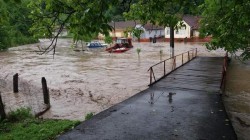 Furtuna a făcut ravagii în Arad! 50 de gospodării inundate în Bârzava