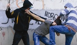 Băiat de 15 ani bătut cu sălbăticie de doi fraţi minori în Sânmartin
