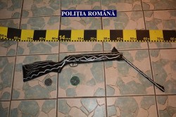 Armă deținută ilegal, descoperită la un tânăr de 25 de ani din Curtici