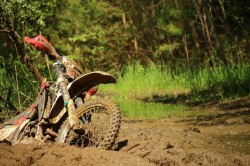 UPDATE: Victima a fost găsită! - Autoritățile sunt în căutarea unui motociclist de enduro, rămas în pană într-o pădure din județul Arad -