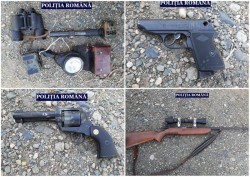 Mai multe arme, zeci de cartușe și camere de supraveghere au fost găsite în Arad în urma a două percheziții

