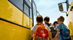 Transport gratuit pentru elevii care nu se pot școlariza în localitatea de domiciliu
