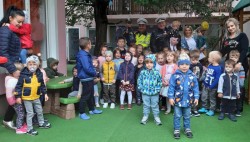 Grădinița BAMBI din Arad, împreună cu Comisarul Meszar Răzvan și Agentul șef principal Trașcă Costel de 10 ani împreună , ALEGE VIAȚA 