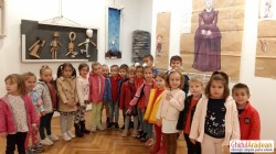Cei mai mici vizitatori au pășit pragul Expoziției Istoria Marionetelor, de la Sala Clio