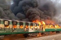 Cel puțin 65 de morți după ce un tren a luat foc în Pakistan: "Oamenii au sărit din vagoanele aflate în mers"
