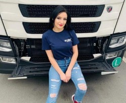 Mălina, botoșăneancă de 22 de ani, votată „Cea mai frumoasă şoferiţă din România”