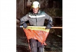 Poza Zilei! Pompierul care a salvat tricolorul în incendiul de la Curtici