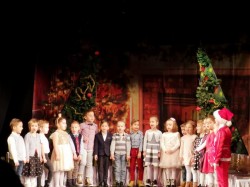 Prichindeii de la Grădinița Bambi din Arad i-au colindat lui Moș Crăciun pe scena Teatrului de Marionete