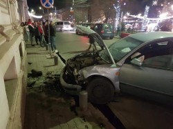 Șofer mort de beat a intrat cu mașina în clădirea Primăriei Arad