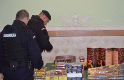 Jandarmii au mai saltat patru indivizi care vindeau ţigări netimbrate şi petarde 