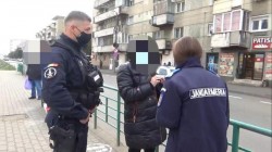 O femeie ce nu purta masca de protecție sanitară, confirmată pozitiv cu virusul SARS Cov-2, a fost depistată de către jandarmi într-o stație de tramvai