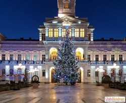 Cu brad în faţa primărie, iluminat festiv în oraş, Moş Crăciun şi Moş Nicolae online şi fără Târg de Crăciun în acest an
