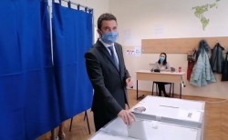 Primarul Călin Bibarț a votat la secţia de votare organizată în incinta Colegiului Național “Vasile Goldiș”