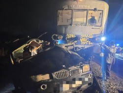 Ajun de Crăciun tragic pentru familia unei tinere de 21 de ani decedată după ce maşina ce o conducea a fost lovită de tren în zona Ineu