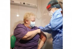 A început vaccinarea anti Covid în Arad. Vezi cine este primul medic vaccinat