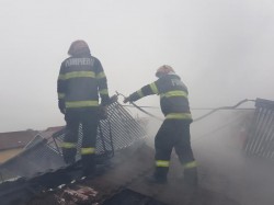 Pompierii chemaţi la încă două incendii sâmbătă dimineaţa 