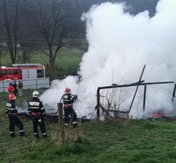 O bătrână de 80 de ani din Roșia Nouă a fost găsită decedată după ce casa i-a ars în întregime