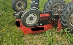 Rupt de beat și fără permis s-a răsturnat cu tractorul la Luguzău

